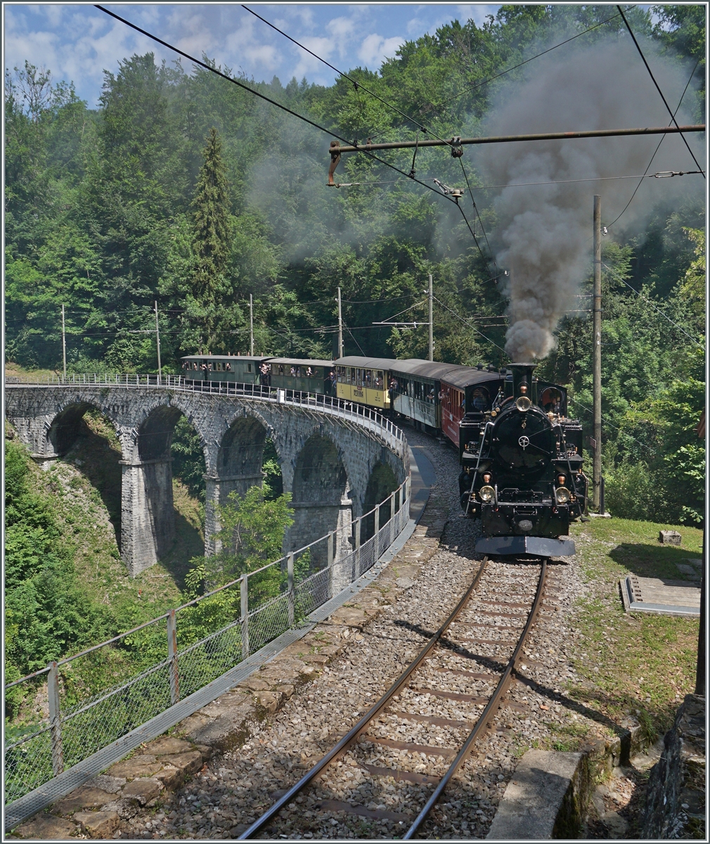 Die LEB G 3/3 N° 5 (Baujahr 1980) verlässt bei Vers Chez Rober den Baye de Clarens Viadukt.

4. Juni 2022