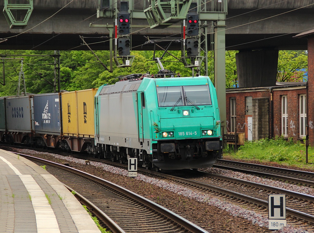 Die leicht geschmückte 185 614-5 fährt hier mit einem Containerzug durch HH-Harburg. 17.05.12