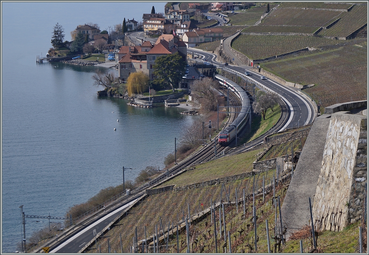 Die leider nicht richtig zu erkenden SBB Werbeloks  Mobils-Bonus  verlässt mit ihrem IR Rivaz.
22. Feb. 2014