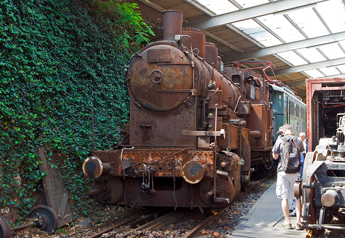 Die letzte erhaltene (Badische X b), leider in einem sehr desolaten Zustand....
Die  Badische X b Nr. 175 (ex Nord Belge 684, ex NMBS/SNCB 9184) am 31.05.2014 im DGEG Eisenbahnmuseum Neustadt/Weinstraße (Pfalzbahn - Museum).

Ab 1907 beschaffte die Badische Staatsbahn für den schweren Rangierdienst diese vierachsigen Tenderlokomotiven der badischen Reihe X b, von denen bis 1921 insgesamt 98 Lokomotiven geliefert wurden. Die hier gezeigte Badische X b Nr. 175 gelangte als Reparationsleistung zur Belgischen Nordbahn (Nord Belge). Dort war sie bis nach dem Zweiten Weltkrieg im Einsatz. Nach der Ausmusterung überdauerte sie bei einem Schrotthändler und konnte 1986 im Schrottzustand vom Museum für Verkehr und Technik erworben werden. Seit 2002 gehört die Lokomotive zum Bestand des Eisenbahnmuseum Neustadt/Weinstraße.

Technische Daten:
Spurweite: 1.435 mm
Bauart : D n2t
Gattung: Gt 44.15
Länge über Puffer: 10.650 mm
Höhe: 4.500 mm
Gesamtachsstand: 4.350 mm
Dienstgewicht:  58,1 t
Achslast : 15,0 t
Höchstgeschwindigkeit: 45 km/h (vorwärts / rückwärts)         
Leistung: 500 PSi
Treibraddurchmesser: 1.262 mm
Zylinderanzahl:  2
Zylinderdurchmesser: 480 mm
Kolbenhub: 630 mm
Kesselüberdruck: 13 bar
Kohlenvorrat: 2,5 Tonnen
Wasservorrat: 7 m³