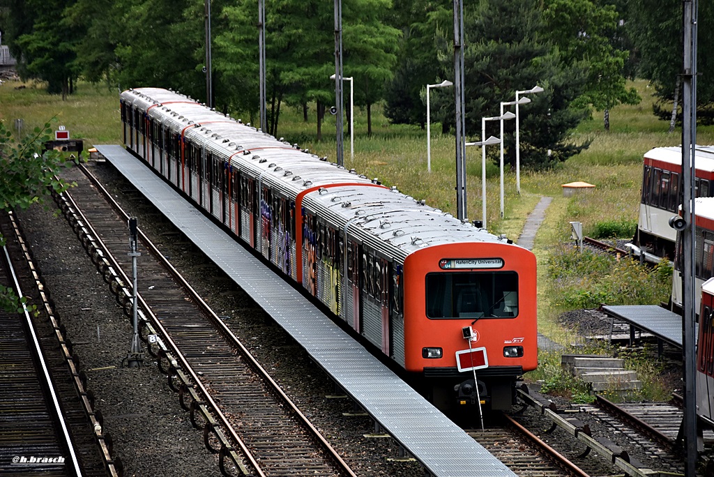 die letzten fünf-von 14 abgestellten DT2-einheiten,warten auf ihrer verschrottung nach hh-barmbek,beim bf hh-billstedt,08.06.16