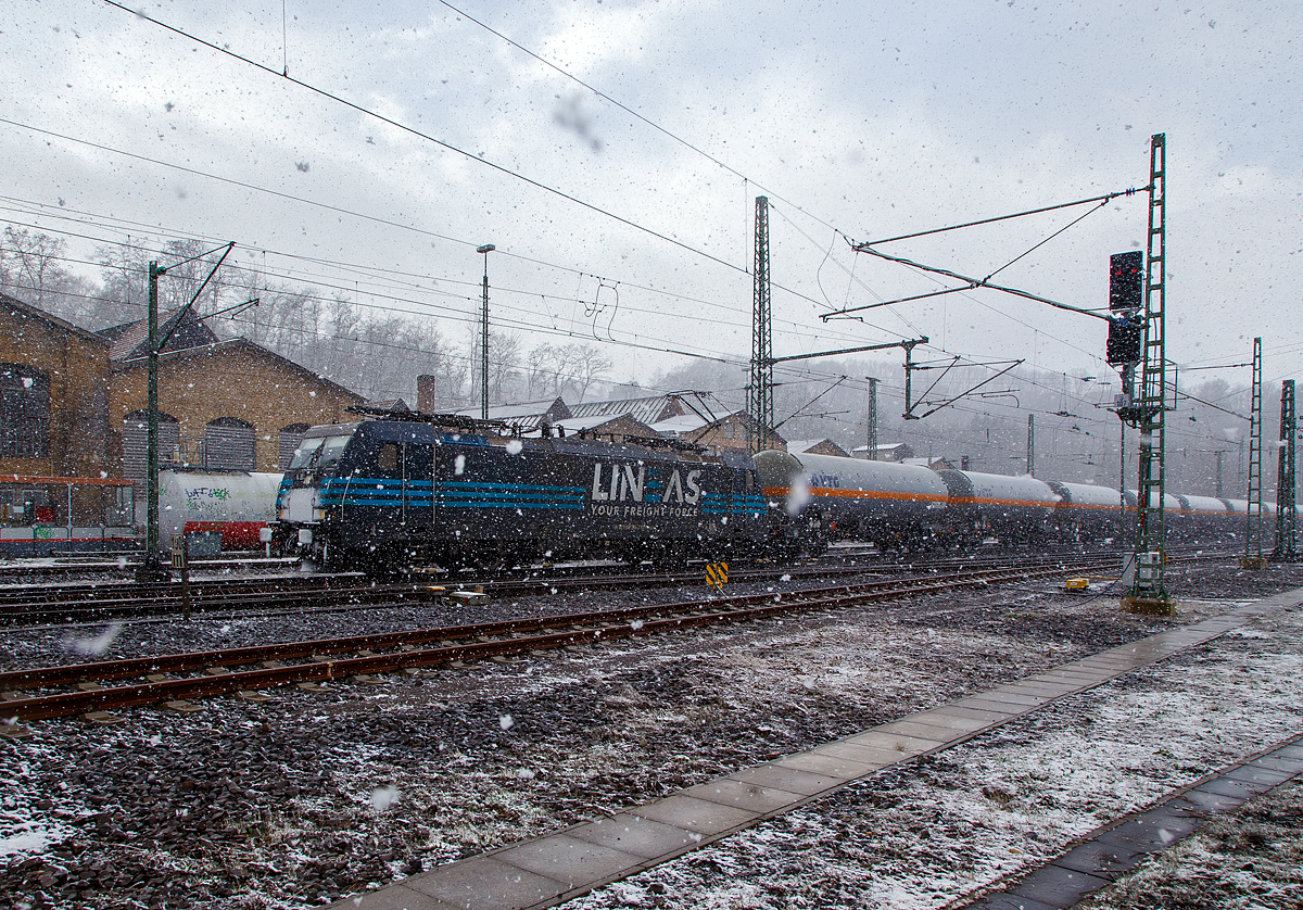 Die die LINEAS Group NV/SA vermietete Railpool 186 293-7 (91 80 6186 293-7 D-Rpool) fährt am 06.04.2021 bei starkem Schneefall, mit einem Kesselwagenzug (laut Gefahrguttafel 268/1003 mit Ammoniak beladen) über der Siegstrecke (KBS 460), durch Betzdorf/Sieg in Richtung Siegen. Kurz nach der Durchfahrt kam die Sonne wieder durch.


Die Bombardier TRAXX F140 MS2E wurde 2016 von Bombardier in Kassel unter der Fabriknummer 35342 gebaut und an die Railpool ausgeliefert. Die Multisystemlokomotive hat die Zulassungen bzw. besitzt die Länderpakete für Deutschland, Österreich, Belgien und die Niederland (D/A/B/NL).