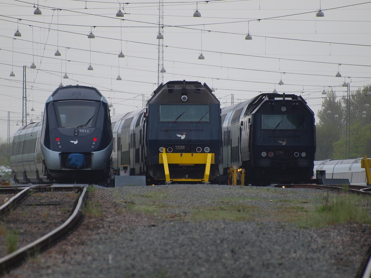 Die Litra ME's 1528 und 1514 sowie ein IC 4 MG 56/5812 stehen abgestellt in Aarhus. Maximaler Ausschnitt nach Teleaufnahme. Aarhus 16.05.2010