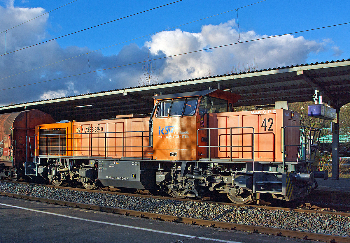 
Die Lok 42 (92 80 1277 902-3 D-KSW) der KSW (Kreisbahn Siegen-Wittgenstein) eine MaK 1700 BB  rangiert am 17.02.2014 einen Güterzug im Bahnhof Betzdorf/Sieg.