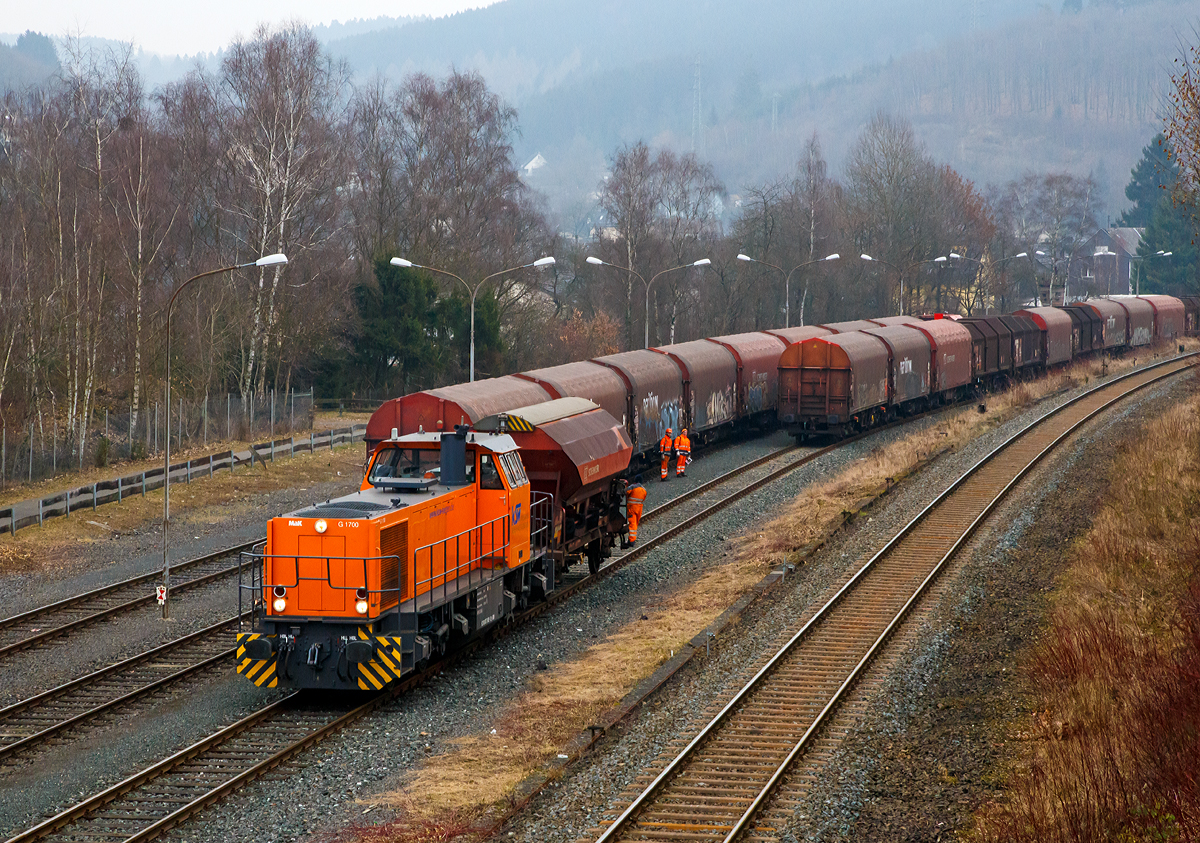 Die Lok 42 (92 80 1277 902-3 D-KSW) der Kreisbahn Siegen-Wittgenstein (KSW), eine Vossloh MaK G 1700 BB, drück am 10.02.2017 einem zweiachsigen gedeckten Schüttgutwagen mit dosierbarer Schwerkraftentladung der Gattung Tds 937 für Ammoniumnitrat, auf dem KSW Rbf Herdorf (Betriebsstätte Freien Grunder Eisenbahn - NE 447), an den Übergabegüterzug heran.