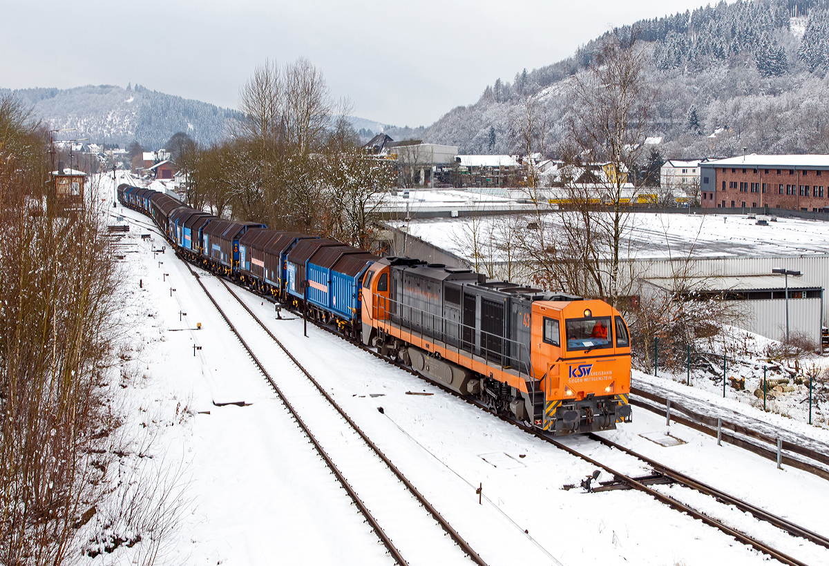 
Die Lok 43 (92 80 1273 018-2 D-KSW) der KSW (Kreisbahn Siegen-Wittgenstein) eine MaK G 2000 BB kommt am 03.02.2014 mit ihrem Coil-Gterzug in Herdorf an. Und fhrt nun auf den KSW-Rangierbahnhof. 