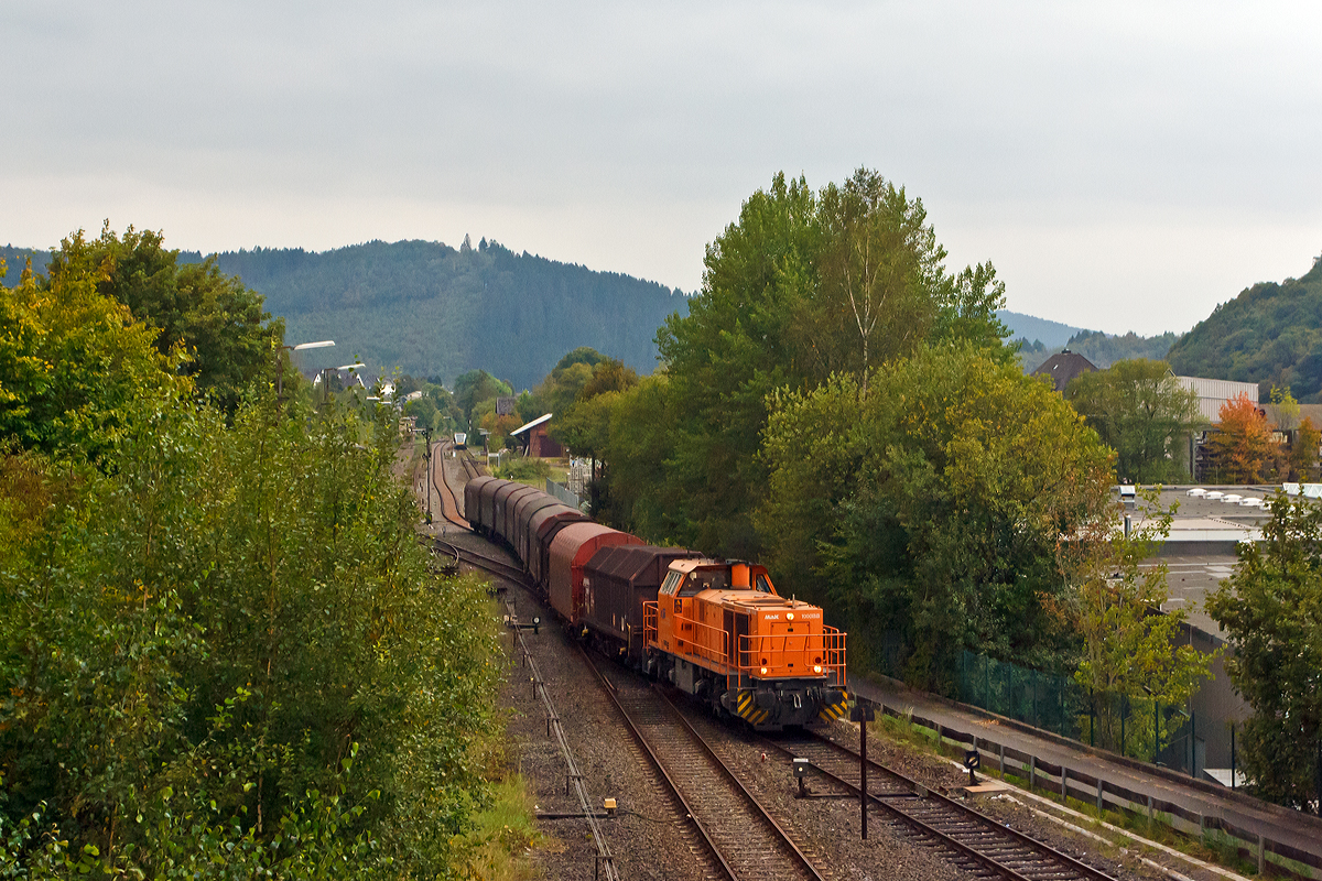 
Die Lok 44 ( 92 80 1 271 004-4 D-KSW) der KSW (Kreisbahn Siegen-Wittgenstein), eine MaK G 1000 BB, kommt mit einem Coil-Güterzug am 12.09.2014 aus Betzdorf über KBS 462 (Hellertalbahn) in Herdorf an. Sie erreicht gleich den KSW-Rangierbahnhof, welcher hinter der (offenen) Gleissperre beginnt.  
Hinten am Bahnhof fährt gerade ein GTW 2/6 der Hellertalbahn weiter in Richtung Betzdorf.