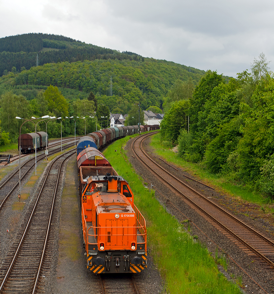 
Die Lok 46 (277 807-4) der Kreisbahn Siegen-Wittgenstein (KSW) steht am 15.05.2014 mit einem langem Güterzug in Herdorf auf dem KSW-Rangierbahnhof zur Übergabefahrt nach Kreuztal via Betzdorf bereit.
Die Lok ist Vossloh G 1700-2 BB (eingestellt als 92 80 1277 807-4 D-KSW), sie wurde 2008 unter der Fabrik-Nr. 5001680 gebaut. 