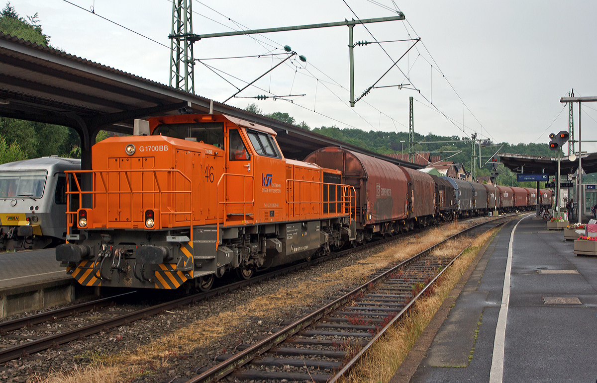 
Die Lok 46 (92 80 1277 807-4 D-KSW) der Kreisbahn Siegen-Wittgenstein (KSW) zieht einem Coilgüterzug am 11.06.2014 durch den Bahnhof Betzdorf/Sieg in Richtung Herdorf.

Zuvor hatte eine 185er der DB Schenker den Coilgüterzug nach Betzdorf gebracht.