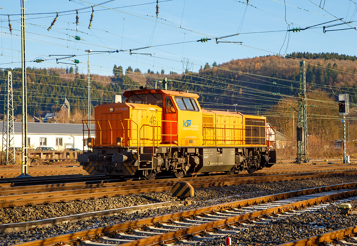 
Die Lok 46 (92 80 1277 807-4 D-KSW) der Kreisbahn Siegen-Wittgenstein (KSW) rauscht am 04.12.2016 durch Betzdorf/Sieg in Richtung Köln. 

Die Lok ist Vossloh G 1700-2 BB, sie wurde 2008 unter der Fabrik-Nr. 5001680 gebaut.