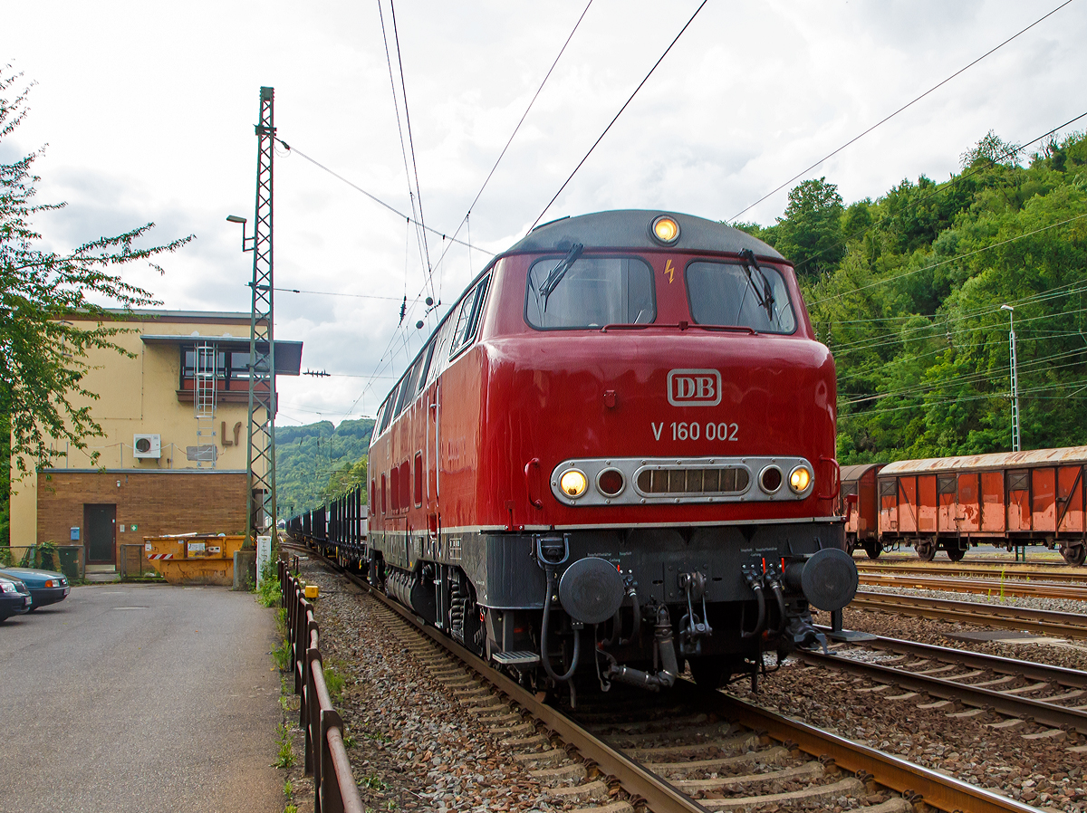 
Die Lollo 002 bzw. V 160 002 (92 80 1216 002-6 D-RPRS) von Albert Merseburger, eingestellt über Railsystems RP GmbH, ex COMSA 2524, ex DB 216 002-6, fährt am 16.06.2017 mit dem Alubrammenzug Spellen – Koblenz-Lützel durch Linz am Rhein.

Die V160 ist die zweite von zehn Vorserienmaschinen, sie wurde 1960 von Krupp in Essen unter der Fabriknummer 4045 gebaut und als V160 002 an die Deutsche Bundesbahn geliefert. Ab 01.01.1968 wurde als DB 216 002-6 bezeichnet und so fuhr sie bei der Deutsche Bundesbahn bis zur Ausmusterung am 18.März 1979.
Über den Zwischenhändler Gleismac Italiana S.p.A. ging die Lok 1981 an die Spanische COMSA (Barcelona)  als 51 LOK 2524 (später UIC 93 71 13 12 114-2). Dort bekam sie Drehgestelle für die Iberische Breitspur (Spurweite 1.668 mm) und wurde in Spanien im Bauzugeinsatz gefahren. Ein Satz Normalspurgestelle (1.435 mm) wurde noch im Werk der COMSA vorgehalten.

Im Februar 2010 wurde die V 160 durch Albert Merseburger gekauft und kam im Oktober 2010 per Straßentransport nach Bremen ins Ausbesserungswerk der DB. Im Mai 2012 wurde die Aufarbeitung im AW Bremen abgebrochen, der Transport führte zunächst nach Osnabrück. Im Januar 2013 erfolgte der Transport auf dem Schienenweg nach Neustrelitz. Dort wurde die Instandsetzung auf qualitativ sehr hohem Niveau fortgesetzt und im Jahr 2015 abgeschlossen.

Die Lok ist nun betriebsfähig. Diverse Nachbesserungen werden mit freundlicher Unterstützung der Osnabrücker Dampflokfreunde durchgeführt.


Die Geschichte der Lokbaureihe 216 (V160):
In den 1950er Jahren stieg die Leistungsfähigkeit der verfügbaren Bahndieselmotoren von zuvor 993 kW (1350 PS) auf ca. 1400 kW (ca. 1900 PS) und mehr. Nun stand der Entwicklung einer einmotorigen, mittelschweren Streckendiesellok bis zur Serienreife nichts mehr im Wege. Vorgabe war eine Höchstgeschwindigkeit von 120 km/h und der Einbau einer Dampfheizung. Noch stand keine Technik bei Diesellokomotiven für die elektrische Heizung von Reisezügen zur Verfügung. 
So begann bereits im Frühjahr 1956 die Entwicklung bei Krupp. Die V 160 001 wurde als erste von insgesamt zehn Vorserienmaschinen im Juli 1960 ausgeliefert, sechs wurden bei Krupp, weitere vier bei Henschel hergestellt. Die ersten neun Vorserienmaschinen haben noch einen stärker ausgerundeten Fahrzeugkopf, der ihnen den Spitznamen „Lollo“ eintrug (in Anspielung auf Gina Lollobrigida), während ab der zehnten Maschine bereits, den von Klaus Flesche bei Henschel für die V 320 001 entworfenen, glattflächige Fahrzeugkopf Verwendung fand. Dieser war in der Produktion deutlich einfacher und preiswerter zudem erwies sich dieser als windschnittiger. Die Vorserien-Maschinen waren mit Ausnahme der V 160 006 zunächst mit Maybach-Motoren des Typs MD 16 V 538 TB ausgestattet.

Von den Serienlokomotiven mit der „kantigen Form“ wurden von 1963 bis 1968 insgesamt 214 Stück gebaut. Durch die vorrangige Entwicklung leistungsstärkerer und schnellerer Dieselloks mit elektrischer Heizung ist im Laufe der Jahre aus der V 160 eine ganze Fahrzeug-Familie mit über 800 Exemplaren entstanden, die aus verschieden Varianten der Zugheizungsversorgung und der Erprobung von Gasturbinen hervorging.

Somit ist die V160 Lollo (216) der Urahn einer sehr erfolgreichen Diesellokfamilie der Deutschen Bundesbahn und schreibt ein bedeutendes Stück Lokomotivgeschichte.

TECHNISCHE DATEN der V 160 002 :
Gebaute Anzahl: 224 (mit Vorserienmaschinen)
Achsformel:  B'B'
Spurweite:  1.435 mm (Normalspur), diese von 1981 bis 2010 Iberische Breitspur 1.668 mm
Länge über Puffer:  16.000 mm
Drehzapfenabstand: 8.600 mm
Drehgestellachsstand:  2.800 mm
Gesamtradstand:  11.400 mm
Dienstgewicht:  76,7 t
Radsatzfahrmasse:  19,2 t
Höchstgeschwindigkeit:  120 km/h (im Rangiergang 80 km/h)
Motor: aufgeladener Maybach-16-Zylindern-Dieselmotor MD 870 (MTU MD 16 V 538 TB)
Installierte Leistung:  2.000 PS
Nenndrehzahl:  1500/min
Anfahrzugkraft:  240 / 170 kN
Treibraddurchmesser:  1.000 mm
Leistungsübertragung:  hydraulisch
Getriebe: Voith-Getriebe L 821 rs
Leistungsübertragung: Die Leistung gelangt über das hydraulische Getriebe mit zwei Wandlern und einer Kupplung und Gelenkwellen zu den Radsatzgetrieben in den beiden zweiachsigen Drehgestellen. Zusätzlich zum Fahrdieselmotor ist ein kleiner Hilfsdieselmotor vorhanden, welcher beim Aufrüsten - insbesondere zum Betrieb des Dampfheizkessels - und als Kompressor zur Luftversorgung genutzt werden kann. Daneben existiert aber auch ein elektrischer Luftpresser.
Tankinhalt:  2.700 l
Bremse:  Druckluftbremse KE-GPP²mZ
Zugheizung:  Dampf
