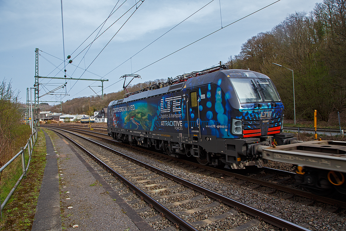 Die LTE 193.697 (91 80 6193 697-0 D-LTE) „Cogito Ergo Moveo.“ fährt am 13.04.2022 mit einem KLV-Zug durch Scheuerfeld (Sieg) in Richtung Siegen.

Die Siemens Vectron MS -193 697 wurde 2020 von Siemens Mobilitiy in München-Allach unter der Fabriknummer 22764 gebaut. Sie ist in der Variante A35 und hat die Zulassungen für D/A/I/H/CZ/PL/SK/HR/SLO/SRB/BG/RO.
