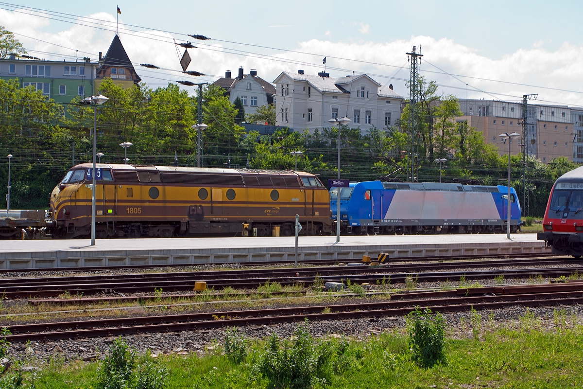 
Die Luxemburgischen Staatsbahnen CFL (Société Nationale des Chemins de Fer Luxembourgeois) beschafften nach den positiven Erfahrungen mit der Reihe 1600  Kartoffelkäfer  (ein Nachbau der Nohab-GM Loks entsprechend der DSB Reihe MY) ein weiterentwickeltes Muster. 1963 und 1964 lieferte  La Brugeoise et Nivelles  (BN) 20 Maschinen als Reihe 1800, die ebenfalls mit dem bewährten EMD 567 motorisiert waren. Äußerlich ließen sich die Loks an den deutlich kantigeren Fronten und den zum Dach hin geneigten, seitlichen Lüftergittern erkennen. 
Die belgischen Staatsbahnen (SNCB) beschafften zuvor (1961 und 62) 42 baugleiche Loks als Reihe 205 (55), allerdings unterscheiden sie sich im elektrischen Teil (Generator und Traktionsmotoren).
Bei dem (General Motors) GM-Dieselmotor handelte es sich um den denselben Typ, der auch in den 1600er Verwendung fand, den V16-Zylinder-Zweitakt-Dieselmotor mit Roots-Lader vom Typ GM 16-567 C. Dieser hat wie allen EMD 567-Motore einen Zylinderdurchmesser von 8 1/2 Zoll (216 mm) und ein Hub von 10 Zoll (254 mm), was zu einem Hubraum von 567 Kubikzoll pro Zylinder, entsprechend 9.292 cm³, führte. Aus diesem Wert leitet sich die Bezeichnung der Baureihe ab. 
Die Drehzahl des Dieselmotors konnte auf 835 U/min gesteigert werden und somit ergab sich eine Leistungssteigerung um 200 PS.

Die Idee, einen 2-Takt-Diesel zu verwenden war theoretisch gut, denn ein 2-Takter erbringt (rechnerisch !) bei gleichem Hubraum die doppelte Leistung eines 4-Takt-Motors, hat also große Gewichtsvorteile und braucht weniger Platz. - In der Praxis wird das jedoch relativ. Bauteile müssen stärker dimensioniert werden, die großen Gebläse (meist Rootsgebläse) und deren Antrieb sind schwer und brauchen einigen Platz. Zudem nutzt der 2-Takt-Motor den Kraftstoff schlechter aus, er  säuft . 

Außerdem ist ein 2-Takt-Diesel sehr laut, fast kreischend, daher auch der typische Sound dieser Lokomotiven.

Technische Daten der CFL 1800:
Hersteller:  BN (La Brugeoise et Nivelles)
Baujahre:  1963-64
Achsfolge:  Co' Co'
Spurweite: 1.435 mm (Normalspur)
Länge über Puffer : 19.550 mm
Höhe:  4.250 mm
Breite:  2.900 mm
Drehzapfenabstand:  10.480 mm
Drehgestellachsabstand:  4.000 mm (2 x 2.000mm)
Treibraddurchmesser:  1.010 mm
Motor:  GM type V16-567C, (Zweitakt-Dieselmotor)
Hubraum: 148,67 Liter
Leistung:  1.360 kW (1.850 PS) bei 835 U/min
Kraftübertragung:  dieselelektrisch (Dieselmotor auf Generator, dieser liefert dann die elektrische Energie für die 6 Fahrmotoren)
Anfahrzugkraft:  272 kN
Höchstgeschwindigkeit: 120 km/h
Dienstgewicht: 110,0 t (mit Heizung 114,0 t)
Tankinhalt:  4.000 l
Kupplungstyp:  Schraubenkupplung

Das Bild zeigt:
Die die kalte CFL Cargo 1805   Mondorf-les-Bains  wird am 03.05.2014 von der 185  518-8 der CFL Cargo durch den Bahnhof Gießen in Richtung Frankfurt/Main gezogen. Der Zug kam aus Richtung Kassel. Die 1805 war seit 2012 in Padborg (CFL Cargo Danmark ApS), ob sie wohl wieder in die alte Heimat soll, es würde mich freuen. 

Die CFL Cargo 1805   Mondorf-les-Bains  wurde 1963 bei La Brugeoise et Nivelles (BN) in Belgien gebaut, die Typenbezeichnung ist 18 CN 7. Die Lok hat die NVR-Nummer 92 82 000 1805-1 L-CFL CA,