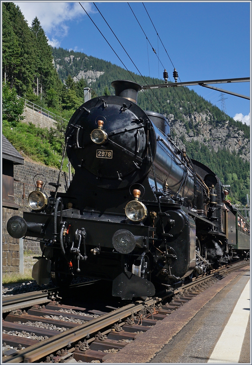 Die mächtige C 5/62978 mit ihrem SRF (Schweizer Fernsehn) Dampfzug in Göschenen.
28. Juli 2016