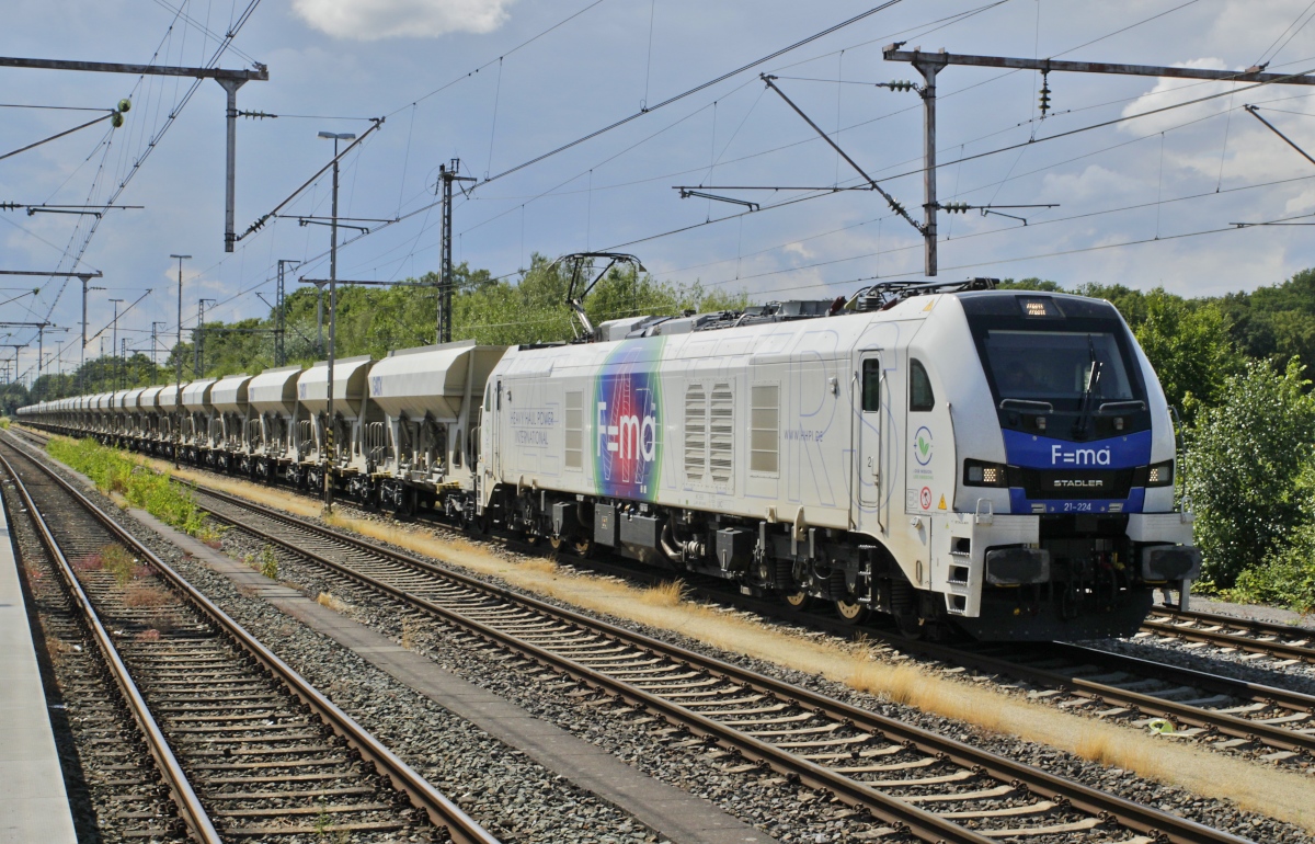 Die mächtige Eurodual 21-224 der Heavy Haul Power International GmbH am 20.07.2023 in Bad Bentheim. Die Lok brachte den Zug mit Dieselpower von der nicht elektrifizierten Bentheimer Eisenbahn in den Bahnhof Bad Bentheim. Inzwischen hat sie umgesetzt und wird den Zug gleich elektrisch weiter in Richtung Rheine/Münster befördern.