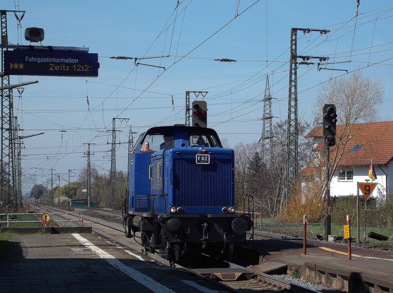 Die Mak 600 D  V62  des Eisenbahnmuseum Darmstadt Kranichstein bei einer ihrer vorerst letzten Fahrten.Sie wird ab dem 01.April von ihrer Schwester Mak 1200 D  V122  ersetzt.Hier bei der Durchfahrt in Weiterstadt am 29.März.2014