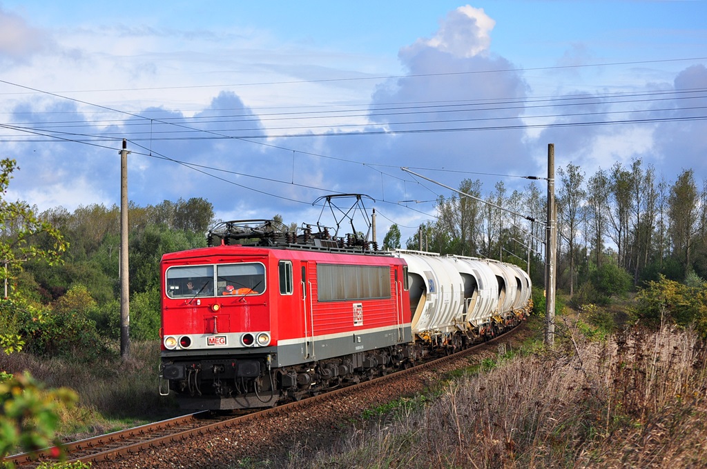 Die MEG 703 rollt am 25.09.2014 durch Alt-Bartelsdorf am Haken hat sie den DGS 99622 nach Rüdersdorf.