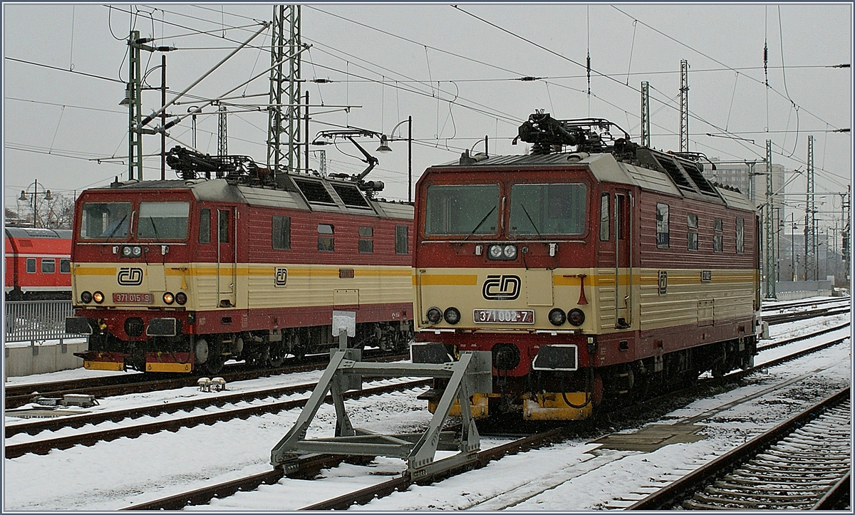 Die Mehrstrom CD 371 015-9 und 002-7 in Dresden.
24. Nov. 2008