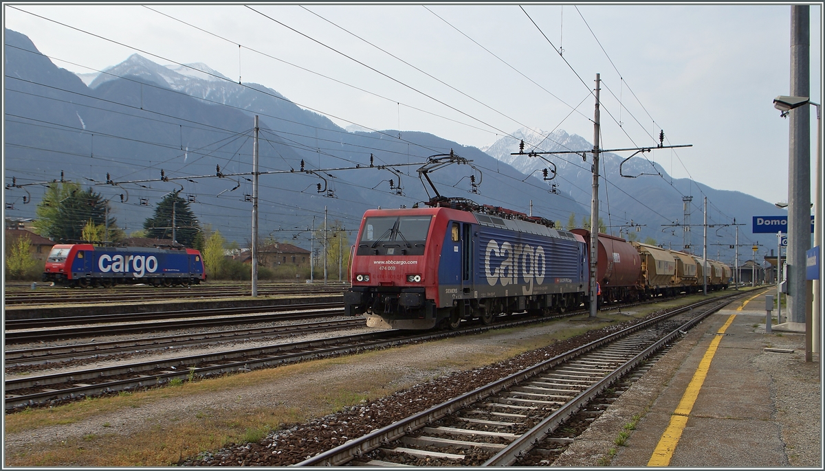 Die meist im LoRa Einsatz stehende Re 474 009 erreicht mit einem kurzen Nahgterzug Domodossla.
11. April 2015
