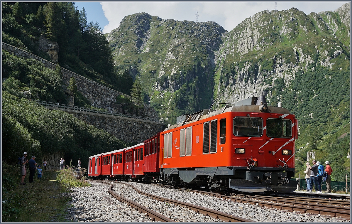 Die MGB Gm 4/4 61 rangiert in Gletsch ihren Zug auf ein Abstellgleis.

31. August 2019