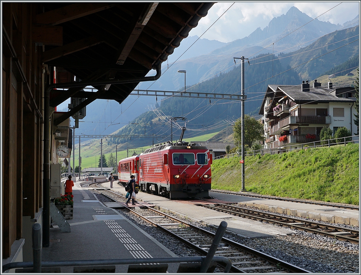 Die MGB HG 4/4 N° 11  Sitten/Sierre  erreicht mit ihrem Regionalzug von Andermatt nach Disentis den Bahnhof von Sedrun.

16. Sept. 2020