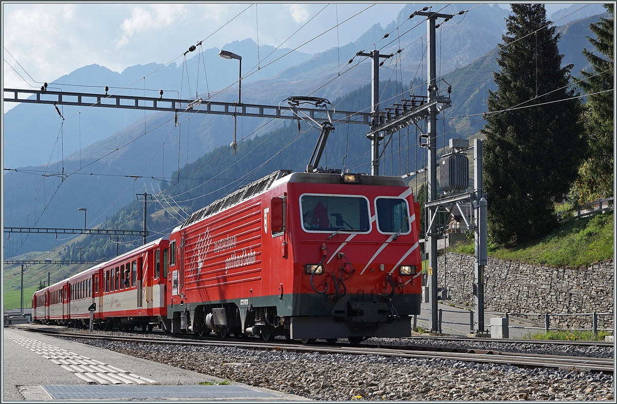 Die MGB HG 4/4 N° 11  Sitten/Sierre  verlässt mit ihrem Regionalzug von Andermatt nach Disentis den Bahnhof von Sedrun.

16. Sept. 2020