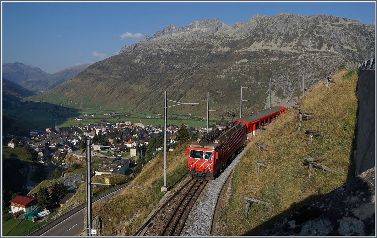 Die MGB HGe 4/4 II 108 ist mit ihrem Regionalzug 819 von Disentis kommend schon bald am Ziel ihrer Fahrt nach Andermatt, welches bereits zu erkennen ist. 

17. Sept. 2020