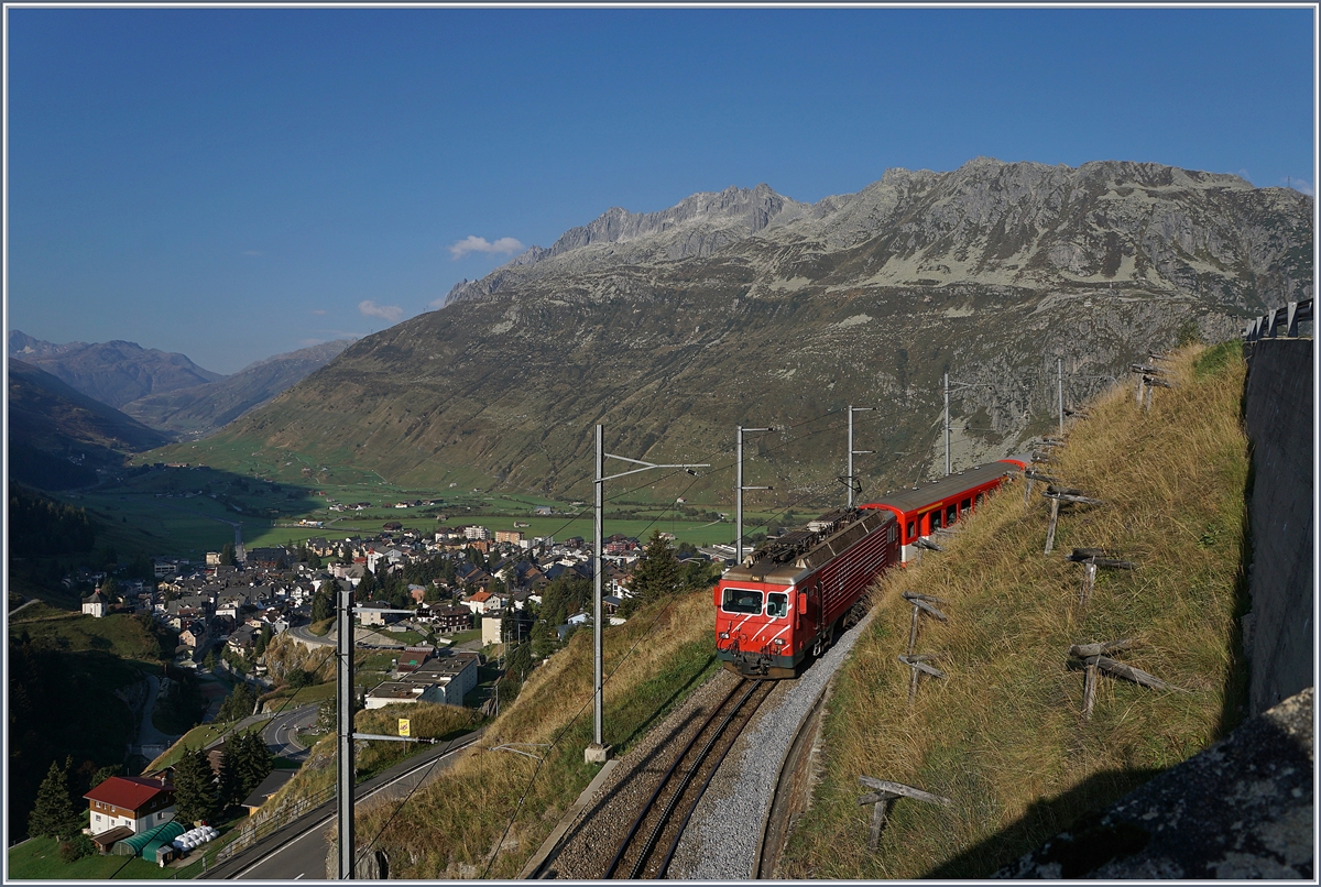 Die MGB HGe 4/4 II 108 ist mit ihrem Regionalzug 819 von Disentis kommend schon bald am Ziel ihrer Fahrt nach Andermatt, welches bereits zu erkennen ist.

17. Sept. 2020