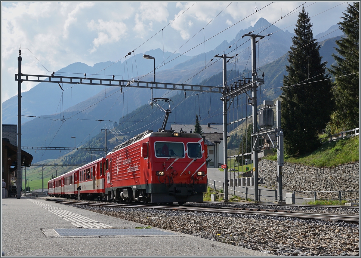 Die MGB HGe 4/4 II 101 verlässt mit ihrem Regionalzug nach Disentis den Bahnhof von Sedrun. 

16. Sept. 2021