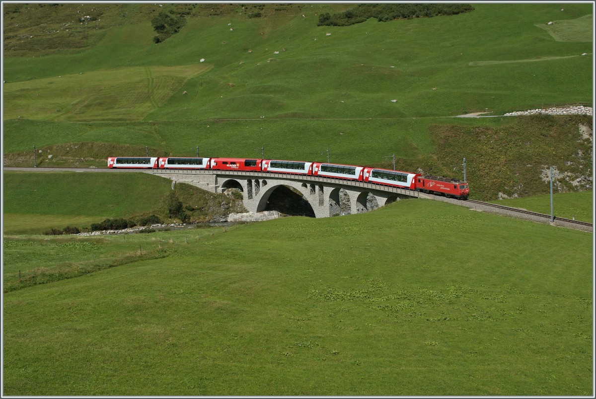 Die MGB HGe 4/4 N 105 berquert mit dem Glacier Express 908 von Zermatt nach St. Moritz kurz vor Hospental die Furkareuss.
29. August 2013