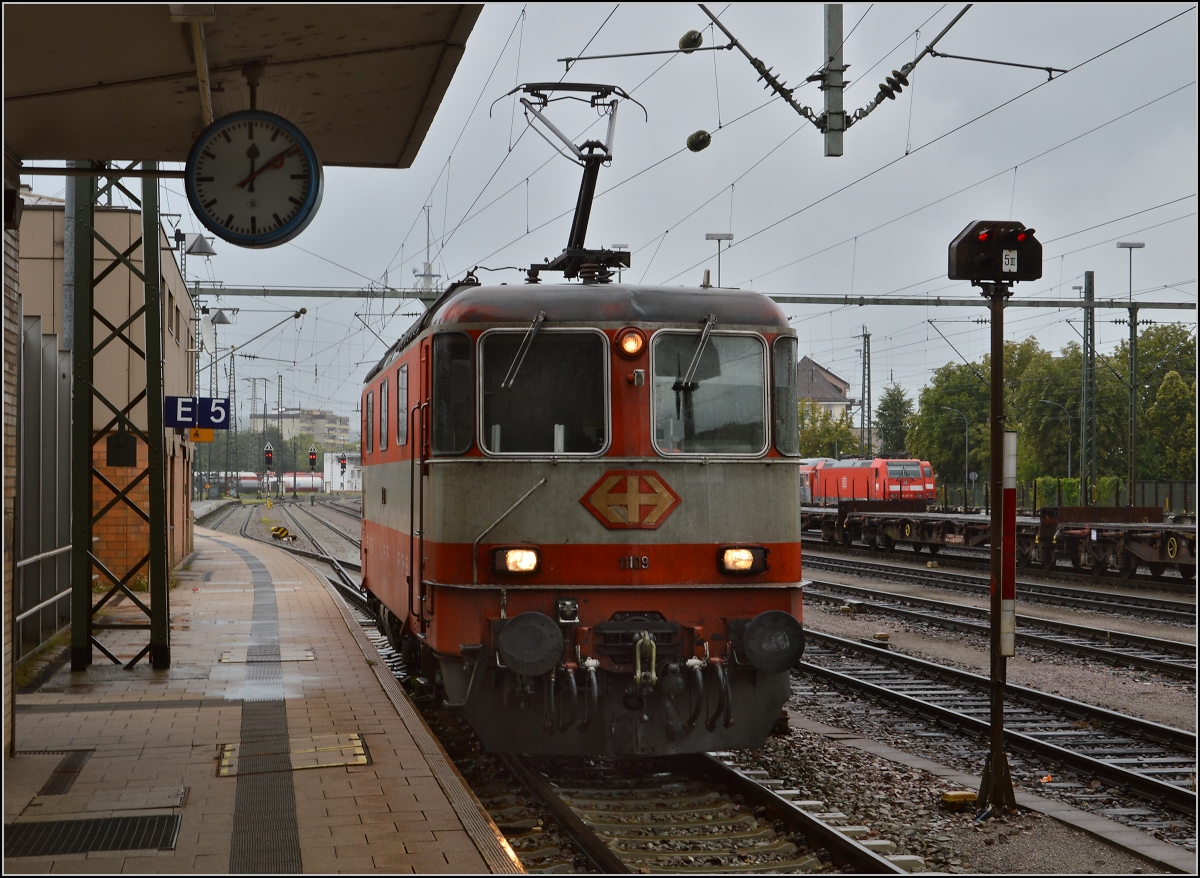 Die mit dem besonderen ueren. Re 4/4 II 11109 im Swiss Express Design ist heute eine Raritt. Ausnahmsweise im August 2014 in Singen zu bewundern.