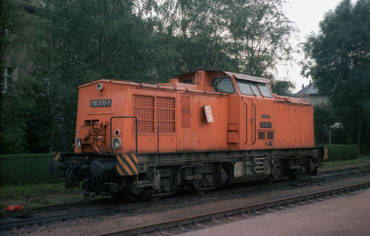 Die mit einem Nebenantrieb zum Antrieb von Grabenräumeinheiten im vorderen Vorbau ausgerüstete DR 110 970-1 des Bw Nossen, aufgenommen in Nossen am 23.09.1984 ist gerade einmal etwas über ein Jahr alt....  Seit 2015 ist sie in Diensten der Fa. Redler Service.