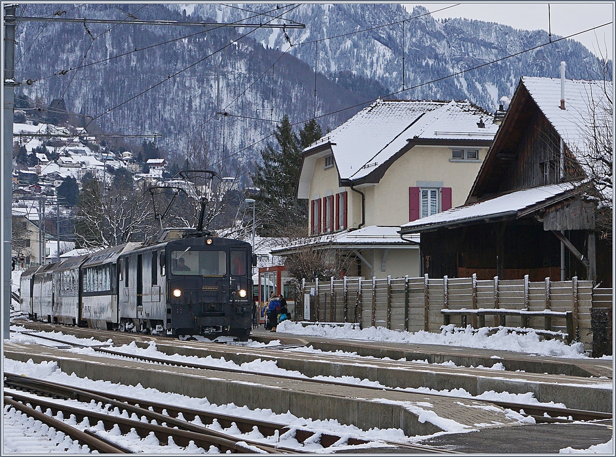 Die MOB GDe 4/4 6002 erreicht mit ihrem IR 2115 den Bahnhof von Chernex.
29. Dez. 2017