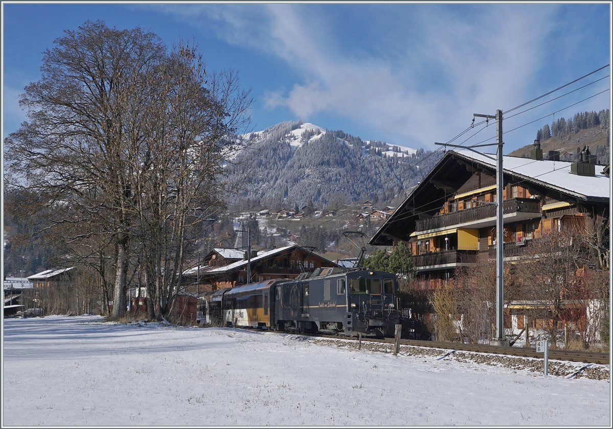 Die MOB GDe 4/4 6002 ist mit ihrem MOB Golden Pass Panoramic bei Saanen auf dem Weg nach Zweisimmen. 

3. Dez. 2020