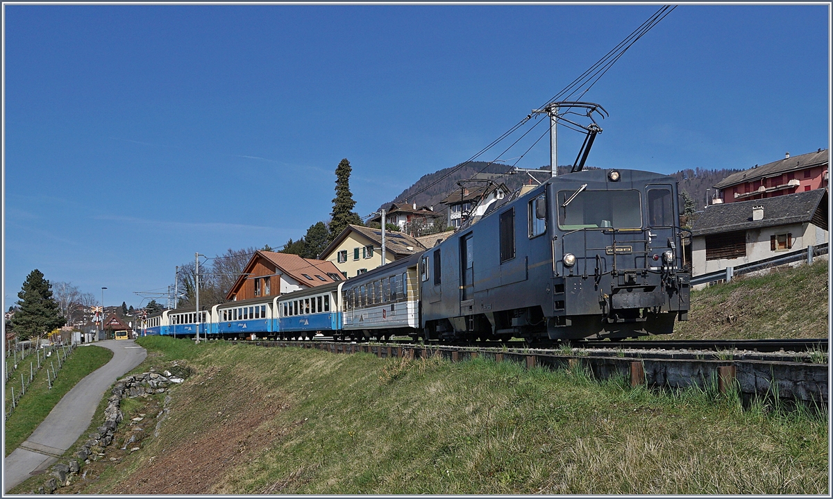 Die MOB GDe 4/4 6002 mit einem Extrazug nach Montreux bei Planchamp. 

16. März 2020