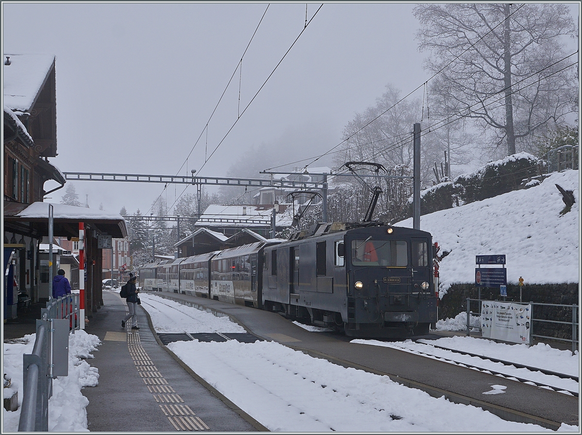 Die MOB GDe 4/4 6002 mit ihrem GoldenPass Panoramic beim Halt in Les Avants.

06. Dez. 2020