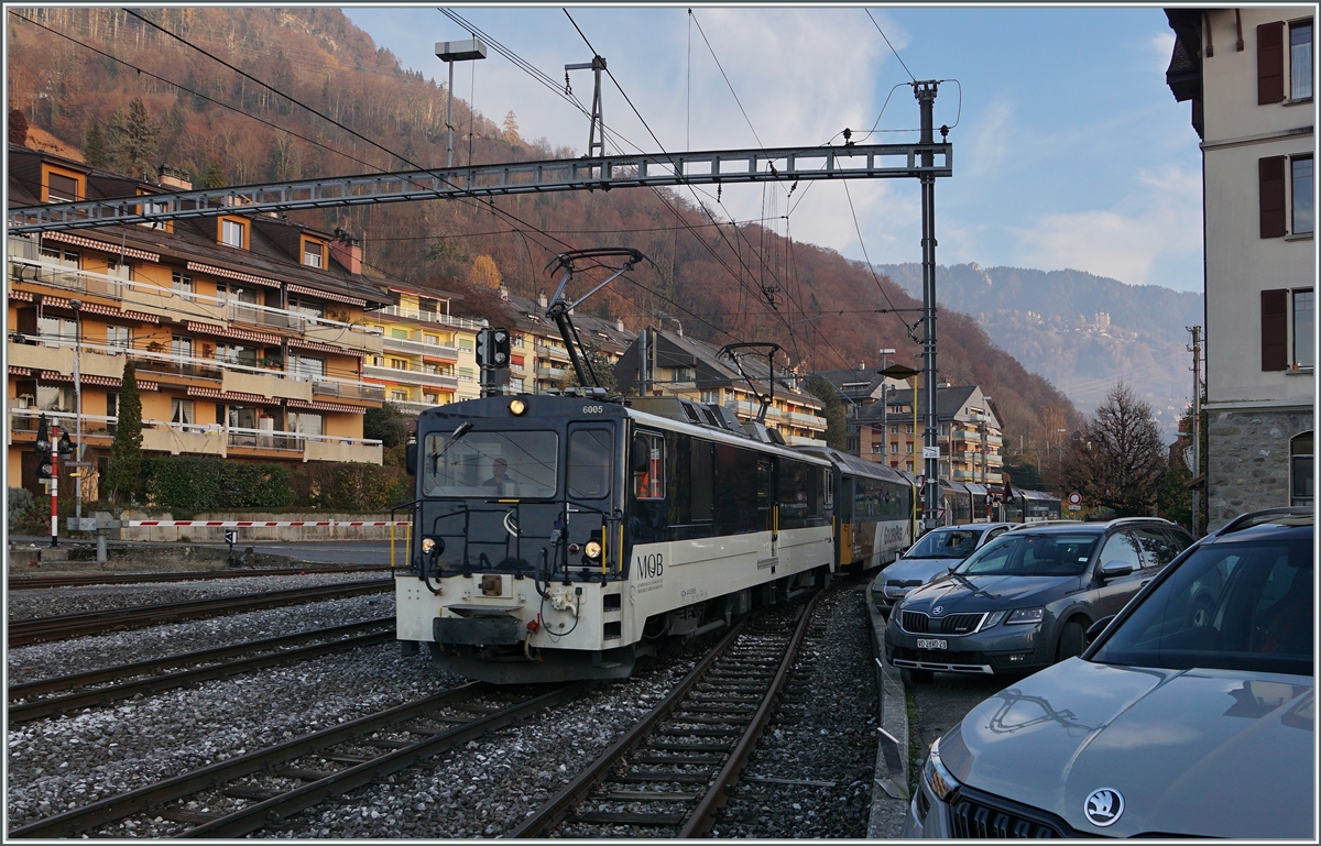 Die MOB GDe 4/4 6005 ist mit ihrem MOB Golden Pass Panoramic aus Zweisimmen in Chernex angekommen und fährt nun nach Montreux weiter.  

25. Nov. 2020