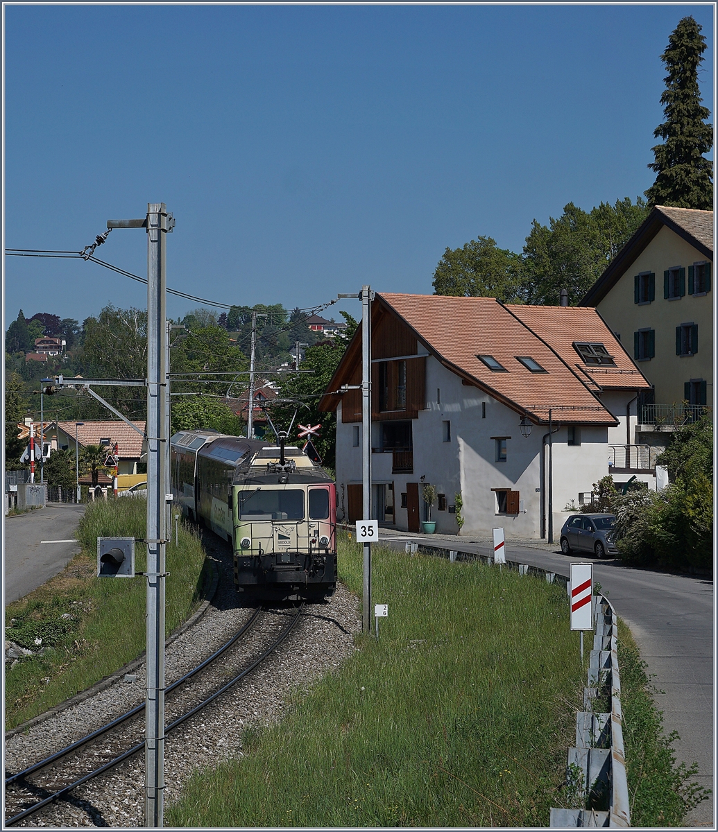 Die MOB GDe 4/4 6006  Aigles les Murailles  schiebt auf der Fahrt durch die Weinberge oberhalb von Montreux bei Planchamp ihren Golden Pass Express in Richtung Zweisimmen. 

22. April 2020