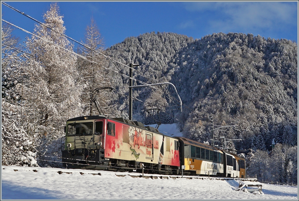 Die MOB GDe 4/4 6006  Aigle les Murailles  (ex GFM/TPF GDe 4/4 102) mit ihrem PE 2111  in winterlicher Umgebung bei Les Avants. 

2. Dezember 2020