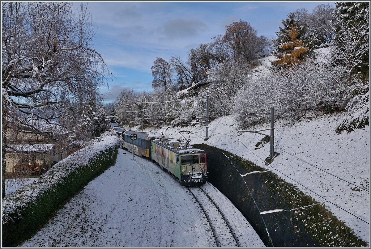 Die MOB GDe 4/4 6006 ist mit ihrem MOB Golden Pass Panoramic bei Sonzier auf dem Weg nach Montreux. 

5. Dez. 2020