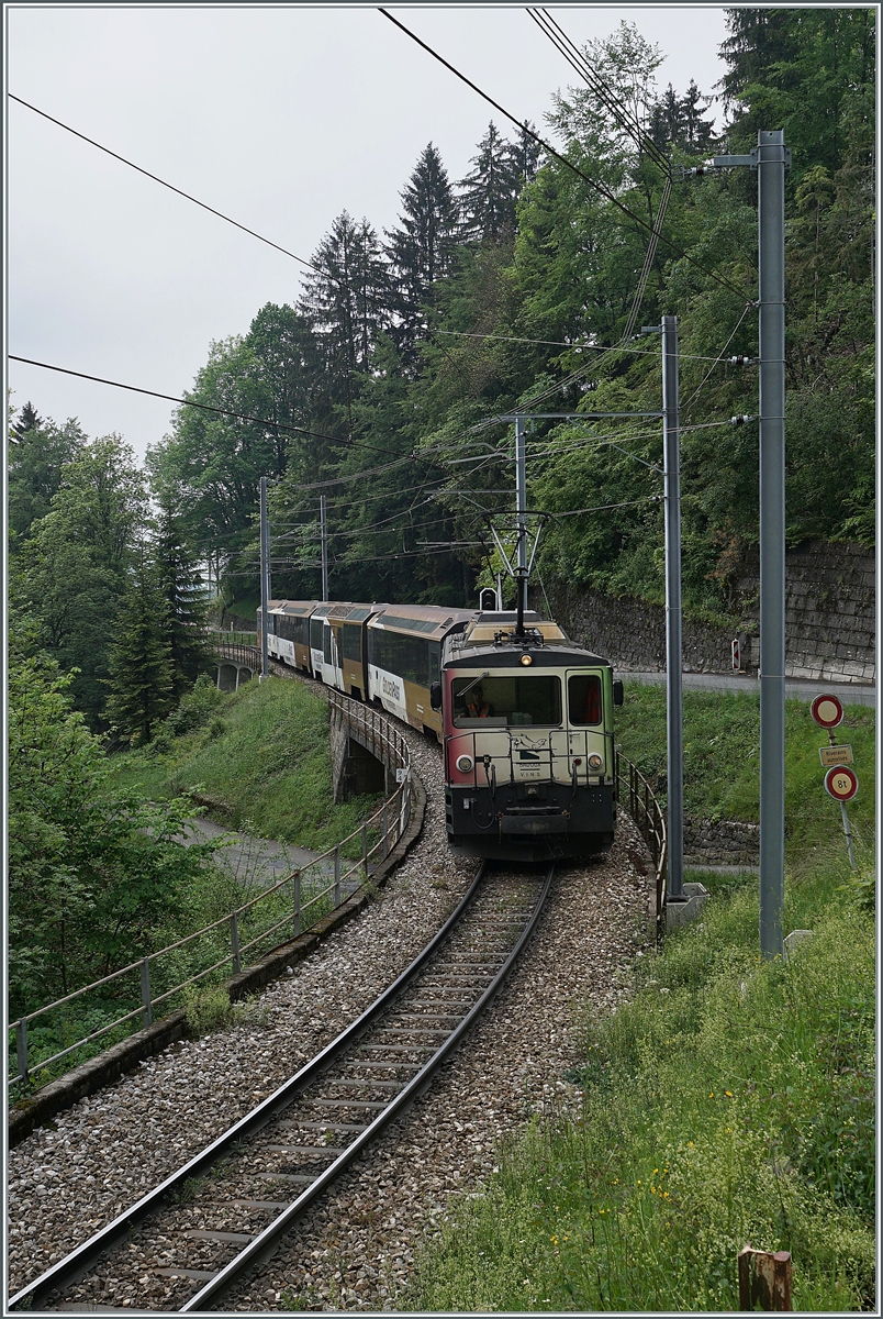 Die MOB GDe 4/4 6006 mit dem GoldenPass MOB Panoramic Montreux - Zweisimmen PE 2118 kurz nach Sendy-Sollard.

16. Mai 2020