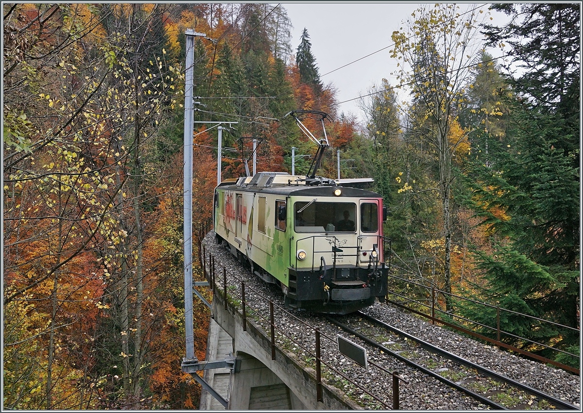 Die MOB GDe 4/4 6006 ist mit einem Parnoramic Express kurz nach Les Avants auf dem Weg von Zweisimmen nach Montreux. 

28. Okt. 2020