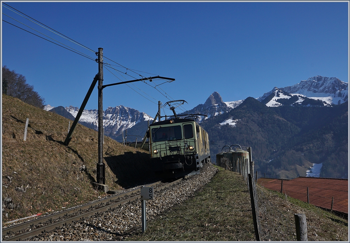 Die MOB GDe 4/4  Schokoladen Lok  bei Kilometer 8.5 zwischen Les Avant und Chamby auf der Fahrt Richtung Montreux.
15. Feb. 2017