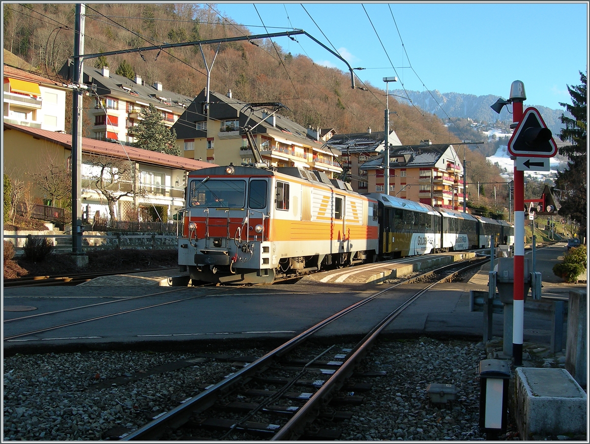 Die MOB GDe4/4 6005 (ex GFM/TPF GDe 4/4 101  Ville de Bulle ) verlässt mit ihrem MOB Panoramic nach einem kurzen Halt den Bahnhof von Chernex in Richtung Montreux. 

31. Dez. 2007