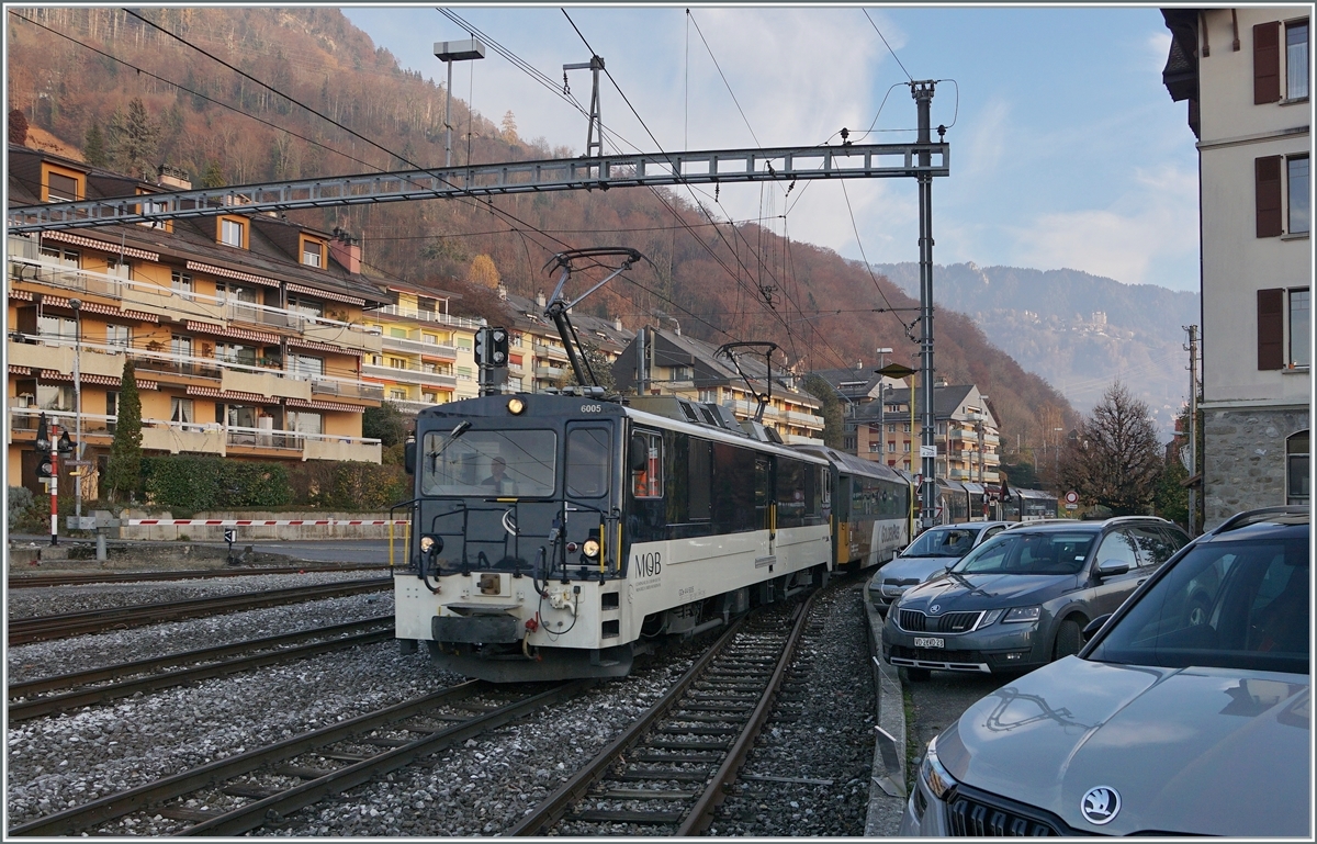 Die MOB GDe4/4 6005 (ex GFM/TPF GDe 4/4 101  Ville de Bulle ) verlässt mit ihrem MOB Panoramic nach einem kurzen Halt den Bahnhof von Chernex in Richtung Montreux. 

25. Nov. 2020