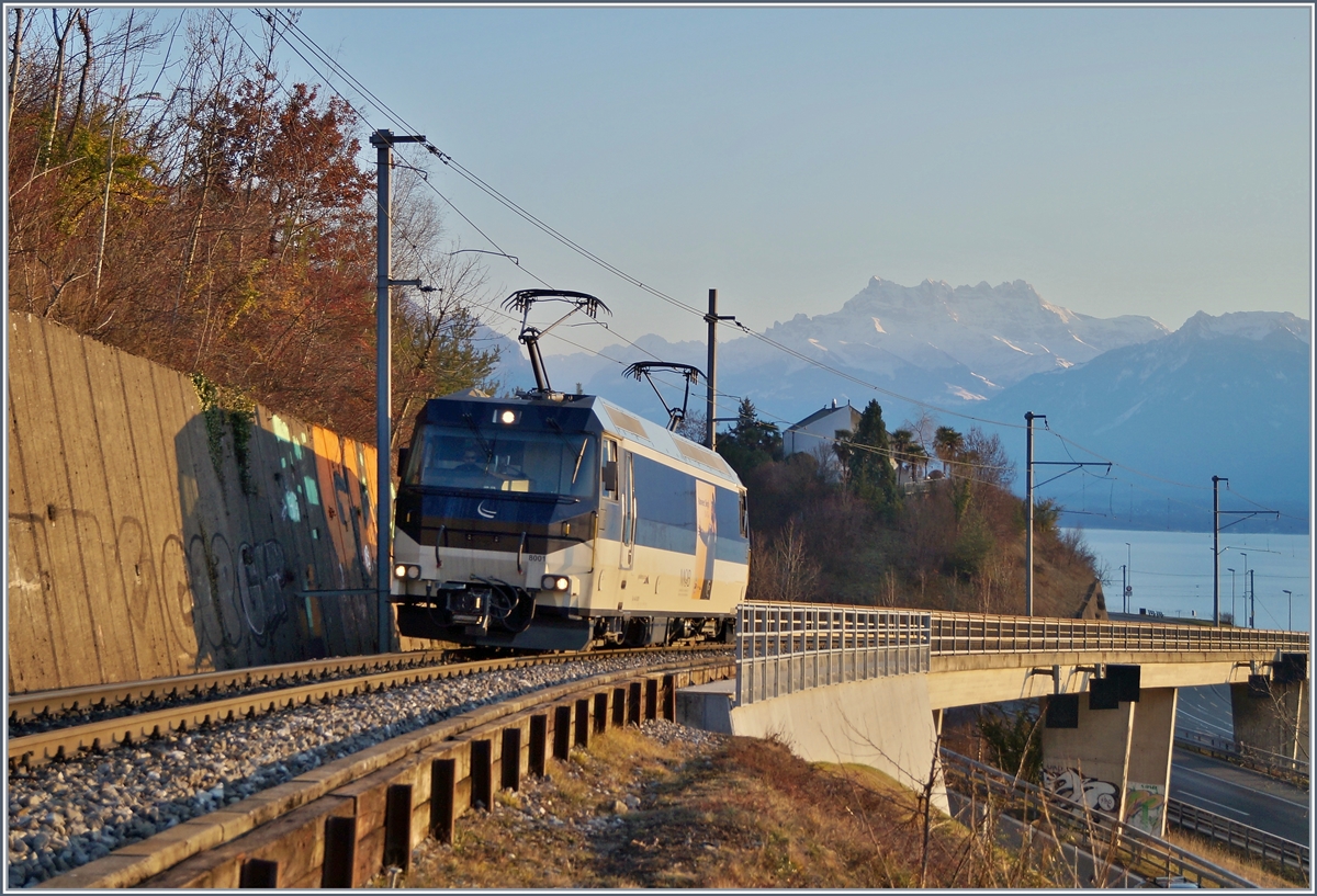 Die MOB Ge 4/4 8001 als Lokfahrt (wahrscheinlich) nach Chernex kurz nach der Autobahnbrücke bei Châtelard VD. 

22. Jan. 2019