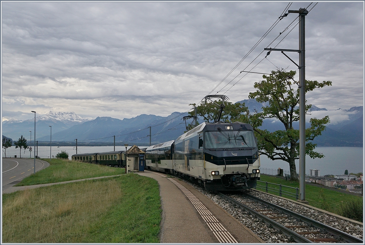 Die MOB Ge 4/4 8001 mit dem MOB Belle Epoque Zug 2214 Montreux - Zweisimmen bei Châtelard VD. 

In der Regel wird der Zug von zwei ABe 4/4 / Be 4/4 (Alpina) Serie 9000 im Sandwisch befördert. 

4. Okt. 2019 