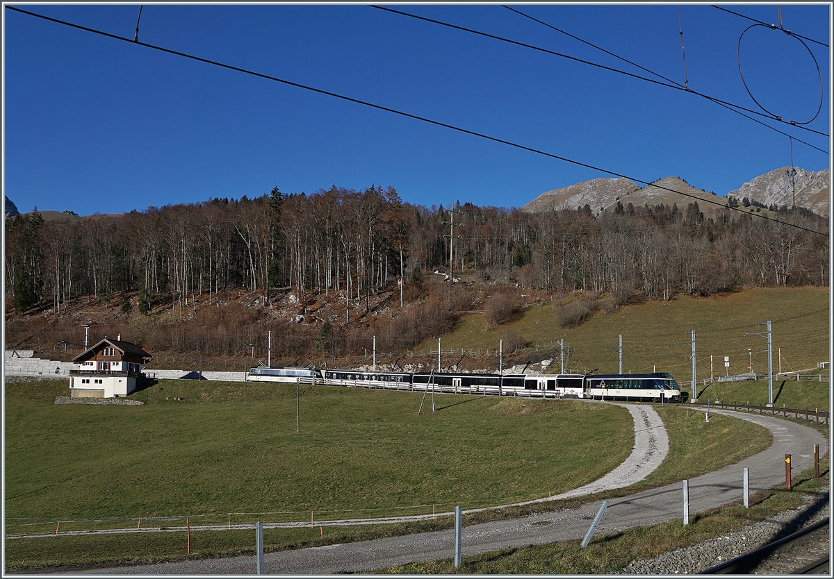 Die MOB Ge 4/4 8001 mit dem MOB Panroamic Express 2118 von Montreux nach Zweisimmen bei der Durchfahrt in Les Sciernes.

26. Nov. 2020