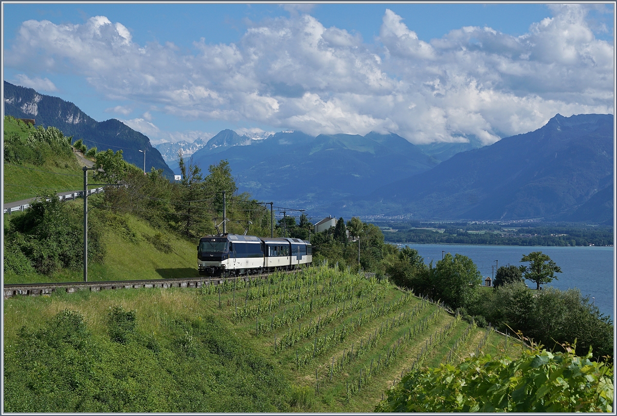 Die MOB Ge 4/4 8002 fährt mit ihrem MOB Golden Pass Panoramic Express PE 2234 durch die Rebberge oberhalb von Montreux Zwischen Châtelard VD und Planchmp in Richtung Zweisimmen.

29. Juni 2020