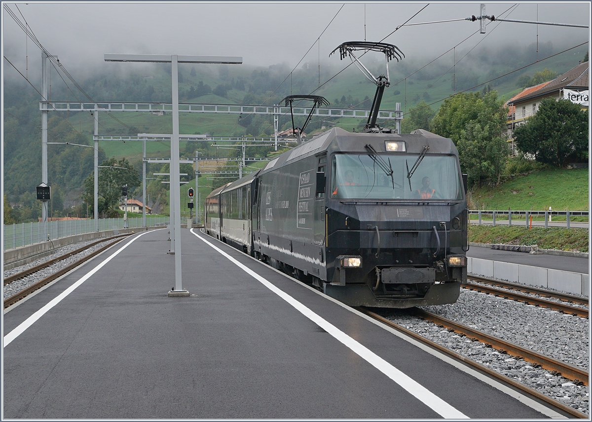 Die MOB Ge 4/4 8003 erreicht mit ihrem IR 2115 Zweisimmen - Montreux den  neuen  Bahnhof von Montbovon.
14. Sept. 2018
